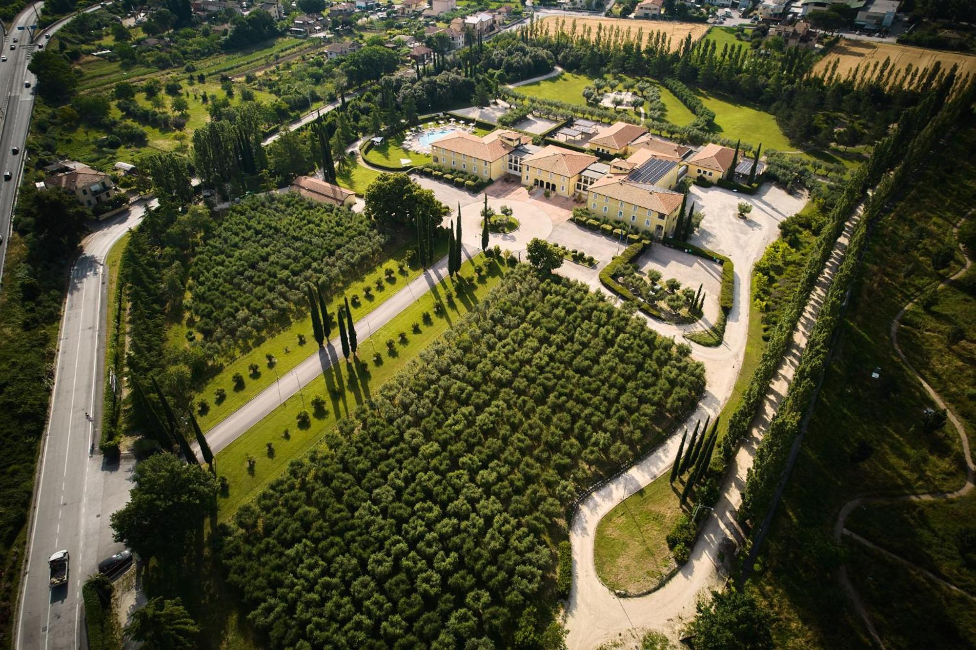 Delfina Palace Hotel Foligno Bagian luar foto